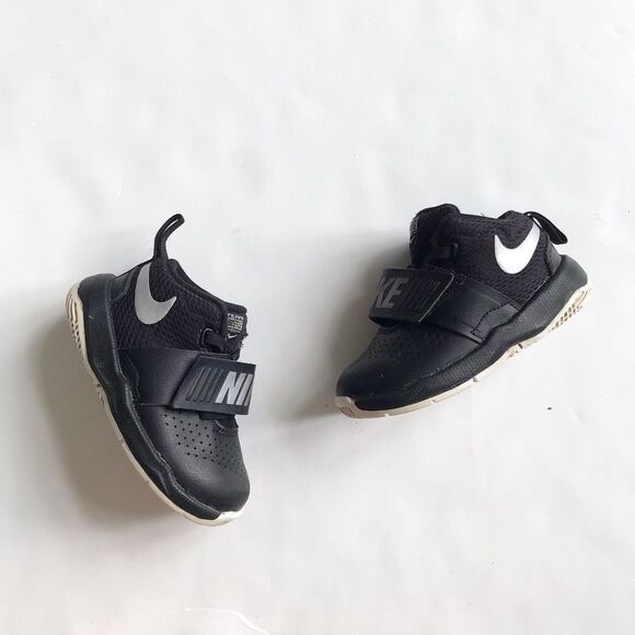 Nike team hustle D8  sneakers EUC size 6 - Picture 1 of 8